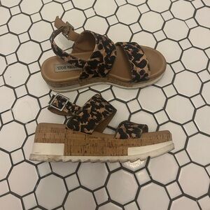 Steve Madden Leopard print platform sandals Size 6 GREAT CONDITION